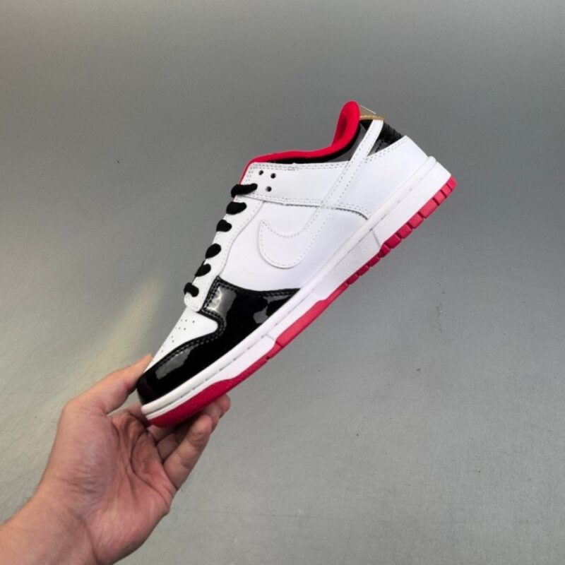【AT3110】Undefeated x Nike Dunk SB Low Und x ナイキ SB ロー コラボ ホワイト ブラック レッド パテントレザー。シューズは白いレザーを主役にし、黒いパテントレザーフレームカバーでアクセントを加え、とても万能なデザインになっています。シューズの舌にはUndefeatedのロゴが入っており、よりクールな印象を与えます。