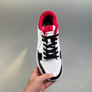 【AT3110】Undefeated x Nike Dunk SB Low Und x ナイキ SB ロー コラボ ホワイト ブラック レッド パテントレザー。シューズは白いレザーを主役にし、黒いパテントレザーフレームカバーでアクセントを加え、とても万能なデザインになっています。シューズの舌にはUndefeatedのロゴが入っており、よりクールな印象を与えます。
