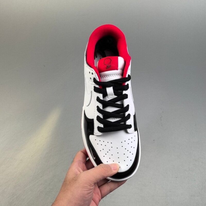 【AT3110】Undefeated x Nike Dunk SB Low Und x ナイキ SB ロー コラボ ホワイト ブラック レッド パテントレザー。シューズは白いレザーを主役にし、黒いパテントレザーフレームカバーでアクセントを加え、とても万能なデザインになっています。シューズの舌にはUndefeatedのロゴが入っており、よりクールな印象を与えます。