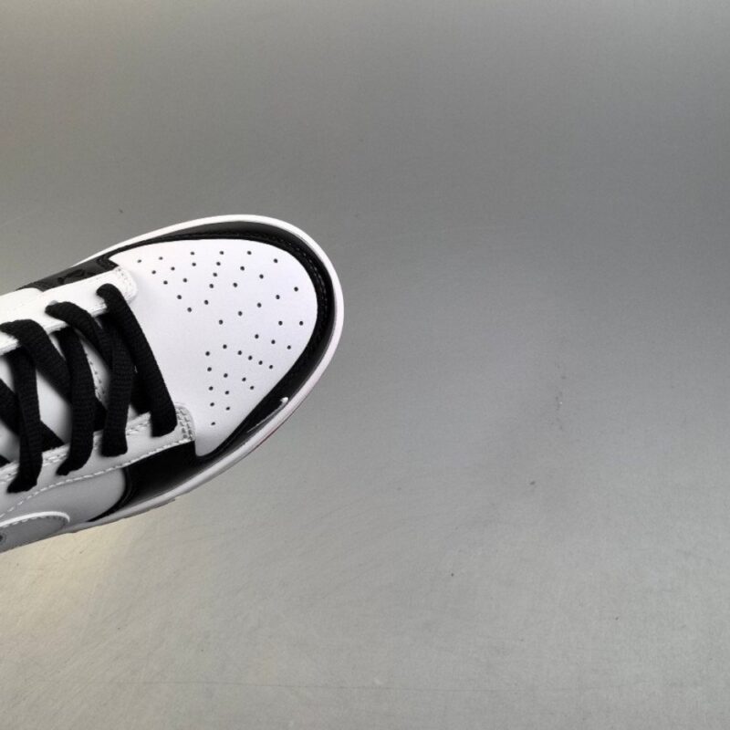 【AT3110】Undefeated x Nike Dunk SB Low Und x ナイキ SB ロー コラボ ホワイト ブラック レッド パテントレザー。シューズは白いレザーを主役にし、黒いパテントレザーフレームカバーでアクセントを加え、とても万能なデザインになっています。シューズの舌にはUndefeatedのロゴが入っており、よりクールな印象を与えます。