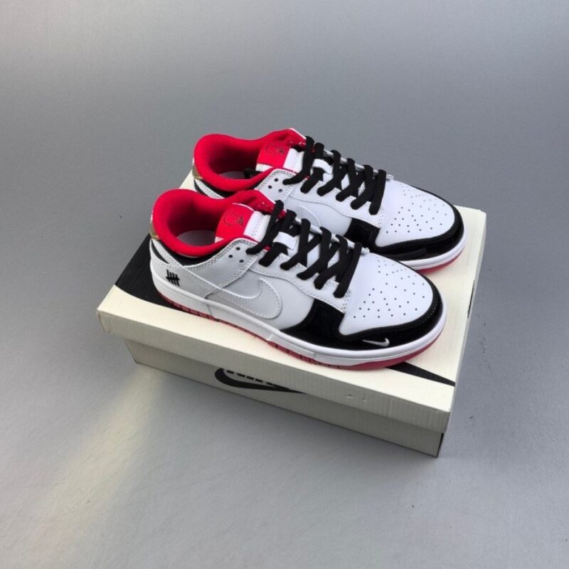 【AT3110】Undefeated x Nike Dunk SB Low Und x ナイキ SB ロー コラボ ホワイト ブラック レッド パテントレザー。シューズは白いレザーを主役にし、黒いパテントレザーフレームカバーでアクセントを加え、とても万能なデザインになっています。シューズの舌にはUndefeatedのロゴが入っており、よりクールな印象を与えます。