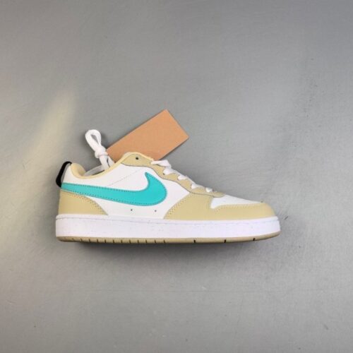 【AT3111】ナイキ（NIKE）の男女兼用スポーツシューズ、COURT BOROUGH LOW、小さなエアフォースローカットスニーカー