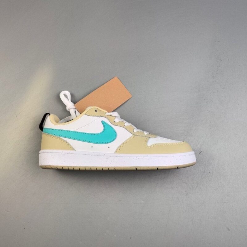 【AT3111】ナイキ（NIKE）の男女兼用スポーツシューズ、COURT BOROUGH LOW、小さなエアフォースローカットスニーカー