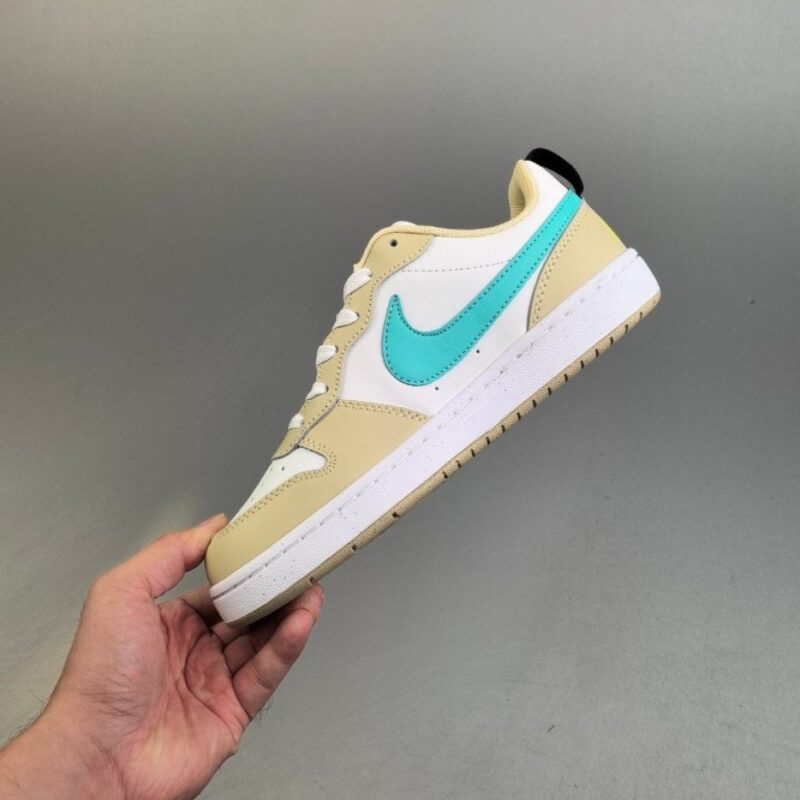 【AT3111】ナイキ（NIKE）の男女兼用スポーツシューズ、COURT BOROUGH LOW、小さなエアフォースローカットスニーカー