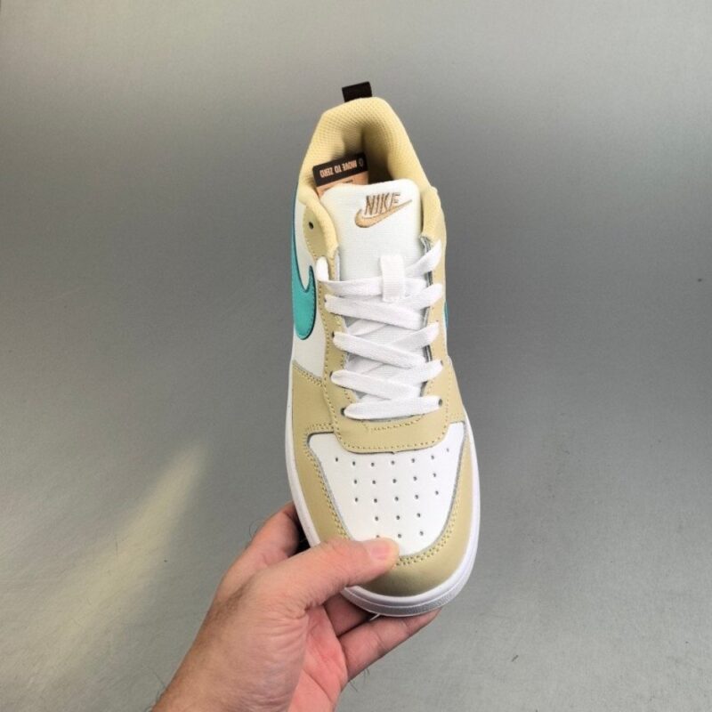 【AT3111】ナイキ（NIKE）の男女兼用スポーツシューズ、COURT BOROUGH LOW、小さなエアフォースローカットスニーカー