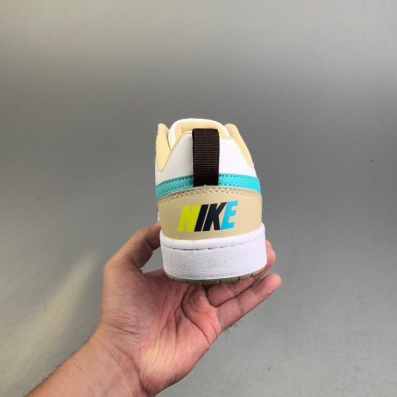 【AT3111】ナイキ（NIKE）の男女兼用スポーツシューズ、COURT BOROUGH LOW、小さなエアフォースローカットスニーカー