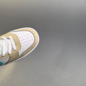 【AT3111】ナイキ（NIKE）の男女兼用スポーツシューズ、COURT BOROUGH LOW、小さなエアフォースローカットスニーカー