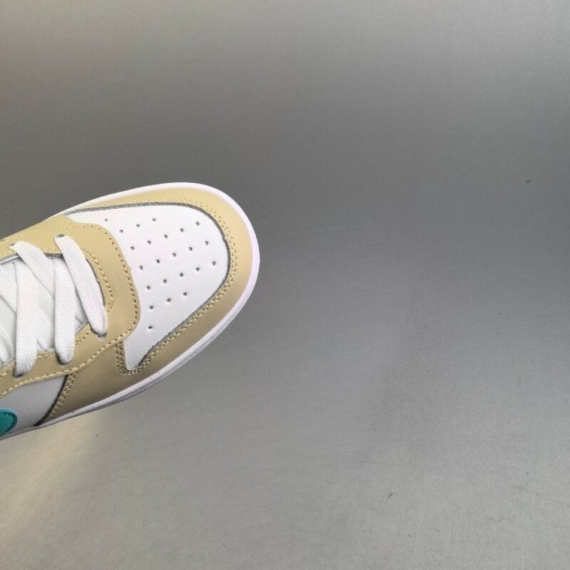 【AT3111】ナイキ（NIKE）の男女兼用スポーツシューズ、COURT BOROUGH LOW、小さなエアフォースローカットスニーカー