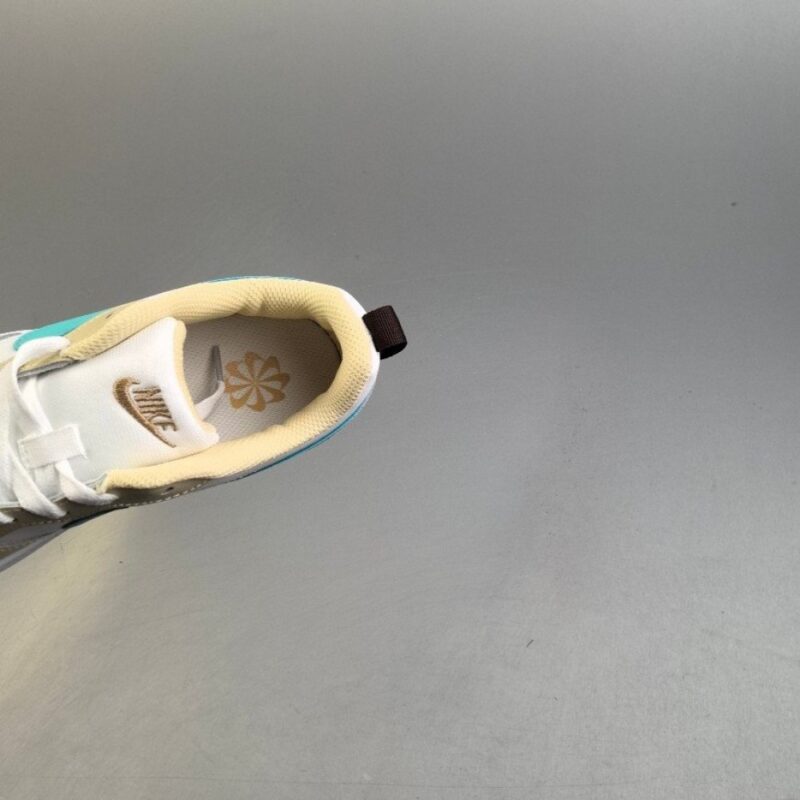 【AT3111】ナイキ（NIKE）の男女兼用スポーツシューズ、COURT BOROUGH LOW、小さなエアフォースローカットスニーカー