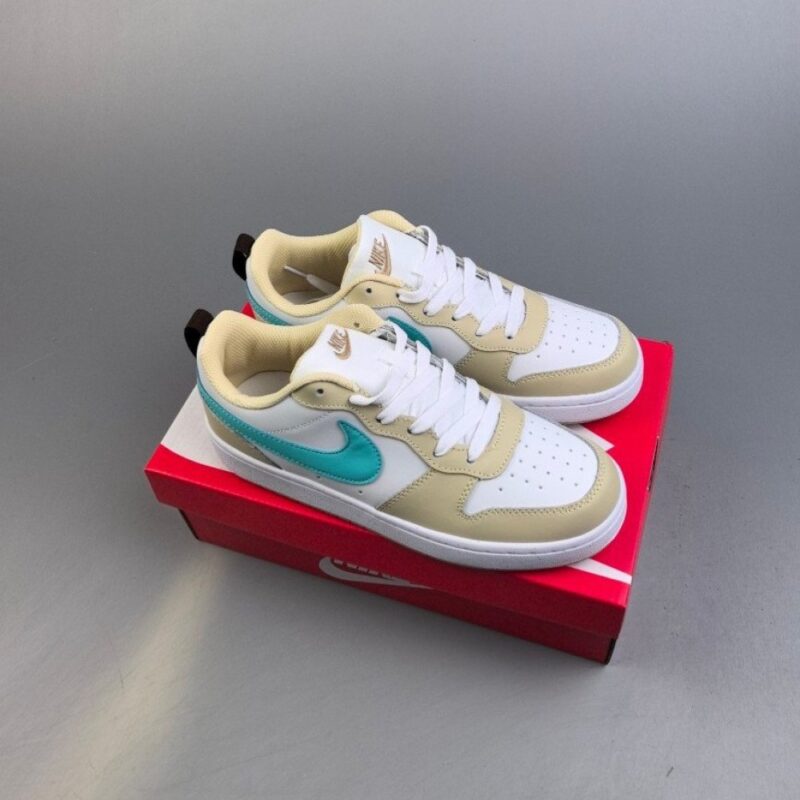 【AT3111】ナイキ（NIKE）の男女兼用スポーツシューズ、COURT BOROUGH LOW、小さなエアフォースローカットスニーカー