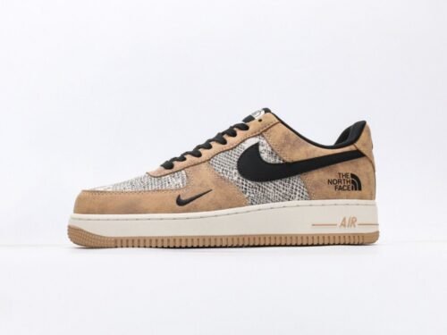 【AT3113】The North Face x Nike ノースフェイス×ナイキのAIR FORCE 1‘07。柔らかく、弾力があり、優れたクッション性能と秀逸なミッドソールデザインで、レトロと現代を融合させた外観が世界中で30年以上にわたって人気のForce 1を演出しています。