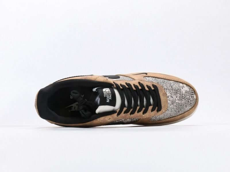 【AT3113】The North Face x Nike ノースフェイス×ナイキのAIR FORCE 1‘07。柔らかく、弾力があり、優れたクッション性能と秀逸なミッドソールデザインで、レトロと現代を融合させた外観が世界中で30年以上にわたって人気のForce 1を演出しています。