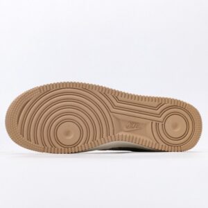 【AT3113】The North Face x Nike ノースフェイス×ナイキのAIR FORCE 1‘07。柔らかく、弾力があり、優れたクッション性能と秀逸なミッドソールデザインで、レトロと現代を融合させた外観が世界中で30年以上にわたって人気のForce 1を演出しています。