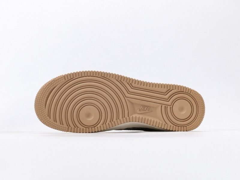 【AT3113】The North Face x Nike ノースフェイス×ナイキのAIR FORCE 1‘07。柔らかく、弾力があり、優れたクッション性能と秀逸なミッドソールデザインで、レトロと現代を融合させた外観が世界中で30年以上にわたって人気のForce 1を演出しています。