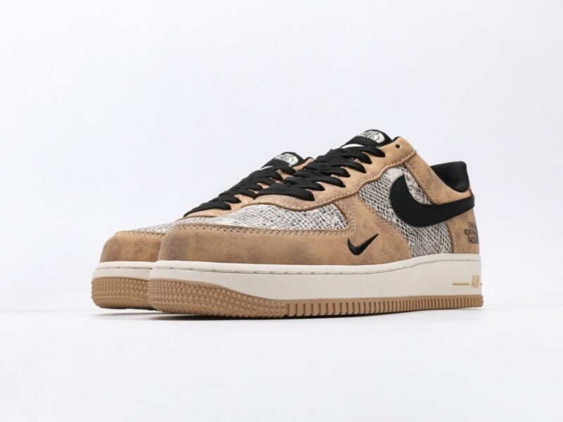 【AT3113】The North Face x Nike ノースフェイス×ナイキのAIR FORCE 1‘07。柔らかく、弾力があり、優れたクッション性能と秀逸なミッドソールデザインで、レトロと現代を融合させた外観が世界中で30年以上にわたって人気のForce 1を演出しています。