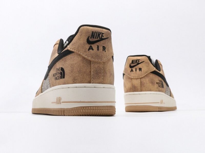【AT3113】The North Face x Nike ノースフェイス×ナイキのAIR FORCE 1‘07。柔らかく、弾力があり、優れたクッション性能と秀逸なミッドソールデザインで、レトロと現代を融合させた外観が世界中で30年以上にわたって人気のForce 1を演出しています。