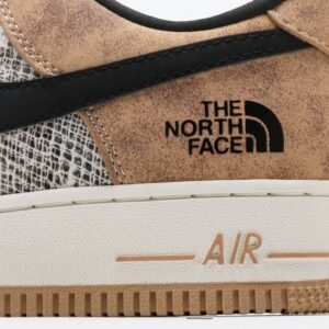 【AT3113】The North Face x Nike ノースフェイス×ナイキのAIR FORCE 1‘07。柔らかく、弾力があり、優れたクッション性能と秀逸なミッドソールデザインで、レトロと現代を融合させた外観が世界中で30年以上にわたって人気のForce 1を演出しています。