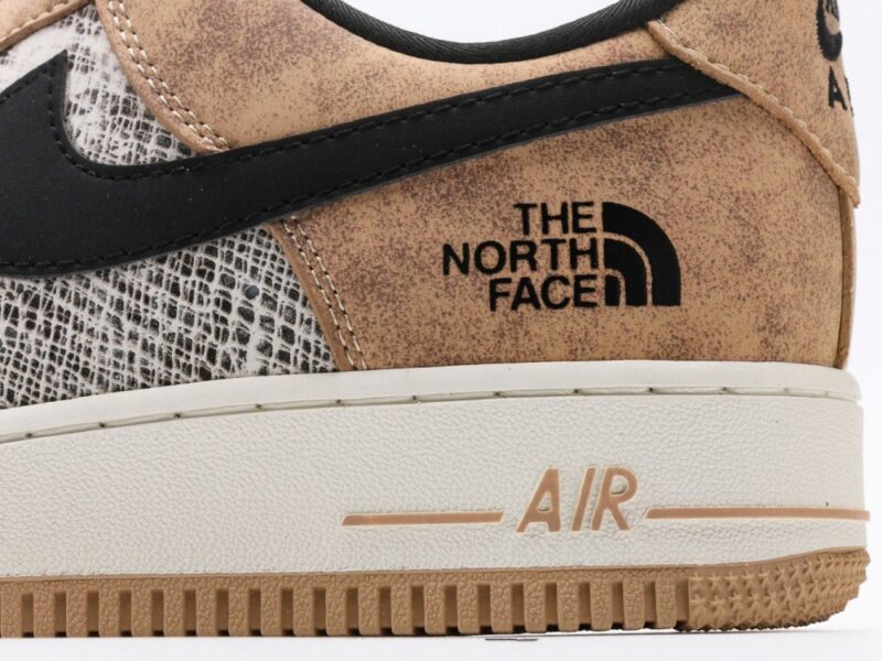 【AT3113】The North Face x Nike ノースフェイス×ナイキのAIR FORCE 1‘07。柔らかく、弾力があり、優れたクッション性能と秀逸なミッドソールデザインで、レトロと現代を融合させた外観が世界中で30年以上にわたって人気のForce 1を演出しています。