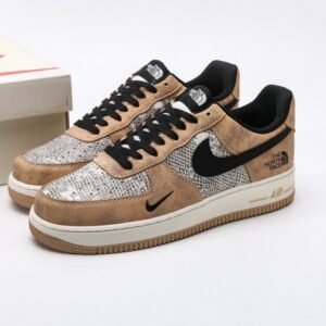 【AT3113】The North Face x Nike ノースフェイス×ナイキのAIR FORCE 1‘07。柔らかく、弾力があり、優れたクッション性能と秀逸なミッドソールデザインで、レトロと現代を融合させた外観が世界中で30年以上にわたって人気のForce 1を演出しています。