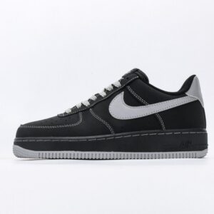 【AT3114】ナイキのAIR FORCE 1‘07は、柔らかく、弾力があり、優れたクッショニング性能と優れたミッドソールデザインを備えた低反発百搭カジュアルランニングシューズです。レトロと現代の外観が融合し、30年以上にわたって世界中で大ヒットしているForce 1を生み出しました。