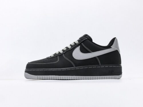 【AT3114】ナイキのAIR FORCE 1‘07は、柔らかく、弾力があり、優れたクッショニング性能と優れたミッドソールデザインを備えた低反発百搭カジュアルランニングシューズです。レトロと現代の外観が融合し、30年以上にわたって世界中で大ヒットしているForce 1を生み出しました。