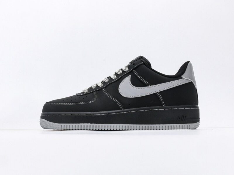【AT3114】ナイキのAIR FORCE 1‘07は、柔らかく、弾力があり、優れたクッショニング性能と優れたミッドソールデザインを備えた低反発百搭カジュアルランニングシューズです。レトロと現代の外観が融合し、30年以上にわたって世界中で大ヒットしているForce 1を生み出しました。