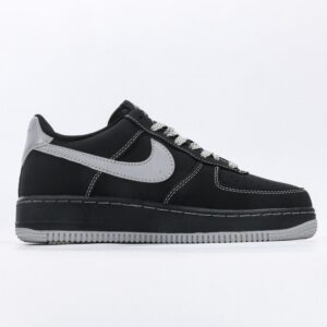 【AT3114】ナイキのAIR FORCE 1‘07は、柔らかく、弾力があり、優れたクッショニング性能と優れたミッドソールデザインを備えた低反発百搭カジュアルランニングシューズです。レトロと現代の外観が融合し、30年以上にわたって世界中で大ヒットしているForce 1を生み出しました。