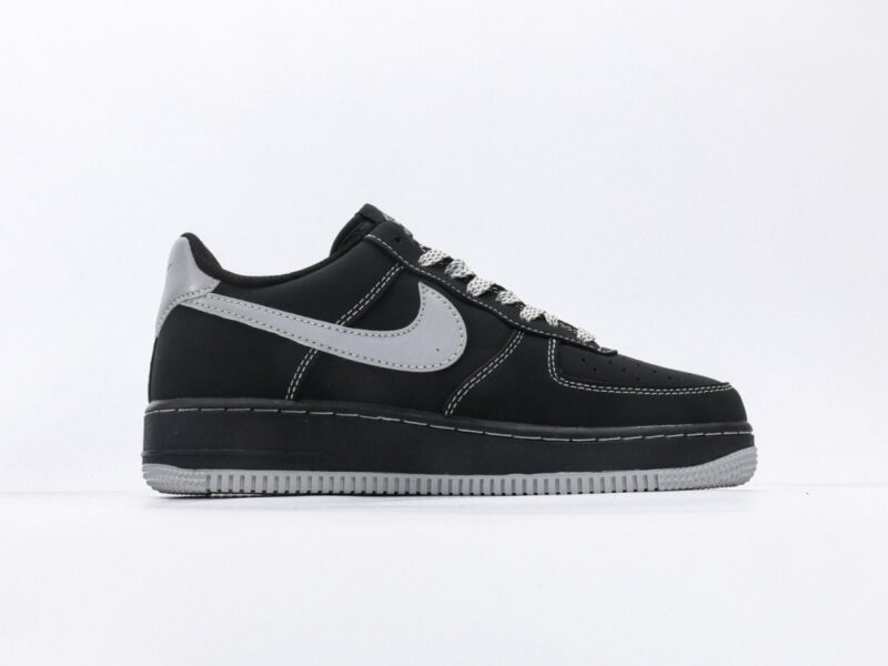 【AT3114】ナイキのAIR FORCE 1‘07は、柔らかく、弾力があり、優れたクッショニング性能と優れたミッドソールデザインを備えた低反発百搭カジュアルランニングシューズです。レトロと現代の外観が融合し、30年以上にわたって世界中で大ヒットしているForce 1を生み出しました。