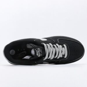 【AT3114】ナイキのAIR FORCE 1‘07は、柔らかく、弾力があり、優れたクッショニング性能と優れたミッドソールデザインを備えた低反発百搭カジュアルランニングシューズです。レトロと現代の外観が融合し、30年以上にわたって世界中で大ヒットしているForce 1を生み出しました。
