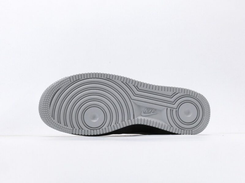 【AT3114】ナイキのAIR FORCE 1‘07は、柔らかく、弾力があり、優れたクッショニング性能と優れたミッドソールデザインを備えた低反発百搭カジュアルランニングシューズです。レトロと現代の外観が融合し、30年以上にわたって世界中で大ヒットしているForce 1を生み出しました。