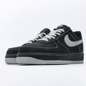【AT3114】ナイキのAIR FORCE 1‘07は、柔らかく、弾力があり、優れたクッショニング性能と優れたミッドソールデザインを備えた低反発百搭カジュアルランニングシューズです。レトロと現代の外観が融合し、30年以上にわたって世界中で大ヒットしているForce 1を生み出しました。