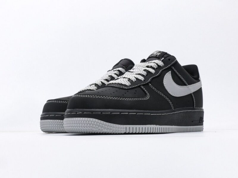 【AT3114】ナイキのAIR FORCE 1‘07は、柔らかく、弾力があり、優れたクッショニング性能と優れたミッドソールデザインを備えた低反発百搭カジュアルランニングシューズです。レトロと現代の外観が融合し、30年以上にわたって世界中で大ヒットしているForce 1を生み出しました。