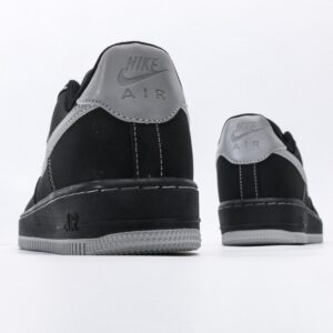 【AT3114】ナイキのAIR FORCE 1‘07は、柔らかく、弾力があり、優れたクッショニング性能と優れたミッドソールデザインを備えた低反発百搭カジュアルランニングシューズです。レトロと現代の外観が融合し、30年以上にわたって世界中で大ヒットしているForce 1を生み出しました。