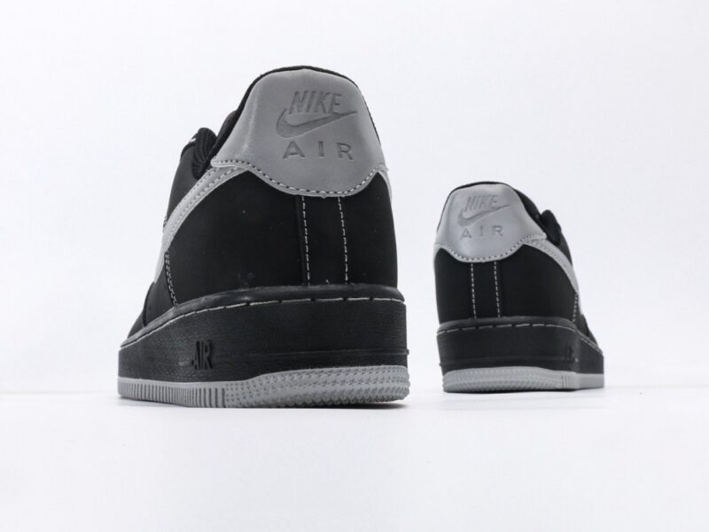 【AT3114】ナイキのAIR FORCE 1‘07は、柔らかく、弾力があり、優れたクッショニング性能と優れたミッドソールデザインを備えた低反発百搭カジュアルランニングシューズです。レトロと現代の外観が融合し、30年以上にわたって世界中で大ヒットしているForce 1を生み出しました。