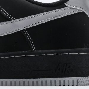 【AT3114】ナイキのAIR FORCE 1‘07は、柔らかく、弾力があり、優れたクッショニング性能と優れたミッドソールデザインを備えた低反発百搭カジュアルランニングシューズです。レトロと現代の外観が融合し、30年以上にわたって世界中で大ヒットしているForce 1を生み出しました。