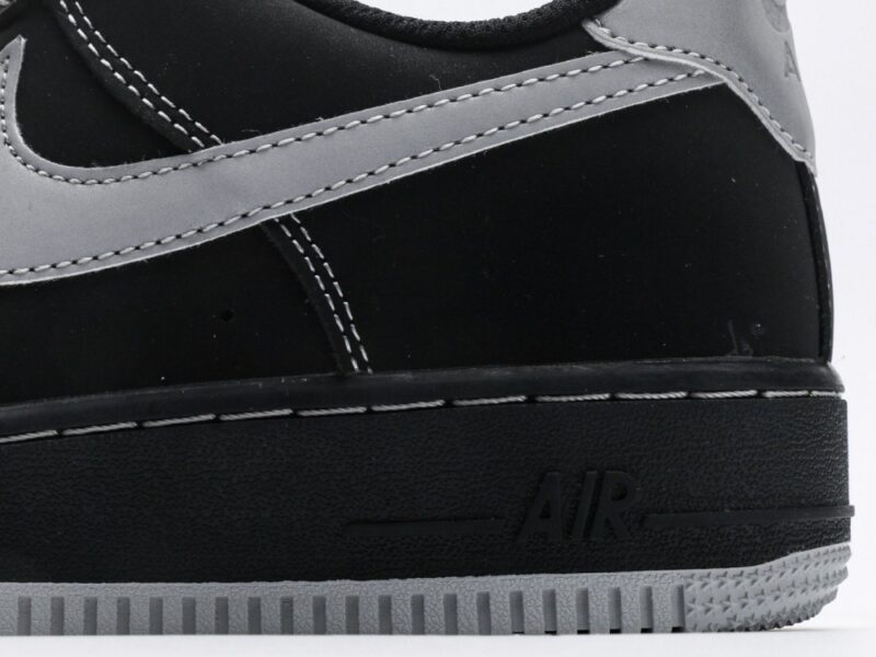 【AT3114】ナイキのAIR FORCE 1‘07は、柔らかく、弾力があり、優れたクッショニング性能と優れたミッドソールデザインを備えた低反発百搭カジュアルランニングシューズです。レトロと現代の外観が融合し、30年以上にわたって世界中で大ヒットしているForce 1を生み出しました。