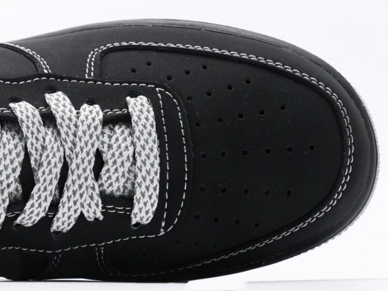 【AT3114】ナイキのAIR FORCE 1‘07は、柔らかく、弾力があり、優れたクッショニング性能と優れたミッドソールデザインを備えた低反発百搭カジュアルランニングシューズです。レトロと現代の外観が融合し、30年以上にわたって世界中で大ヒットしているForce 1を生み出しました。