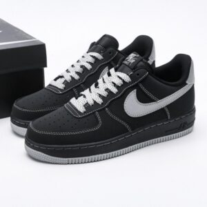 【AT3114】ナイキのAIR FORCE 1‘07は、柔らかく、弾力があり、優れたクッショニング性能と優れたミッドソールデザインを備えた低反発百搭カジュアルランニングシューズです。レトロと現代の外観が融合し、30年以上にわたって世界中で大ヒットしているForce 1を生み出しました。