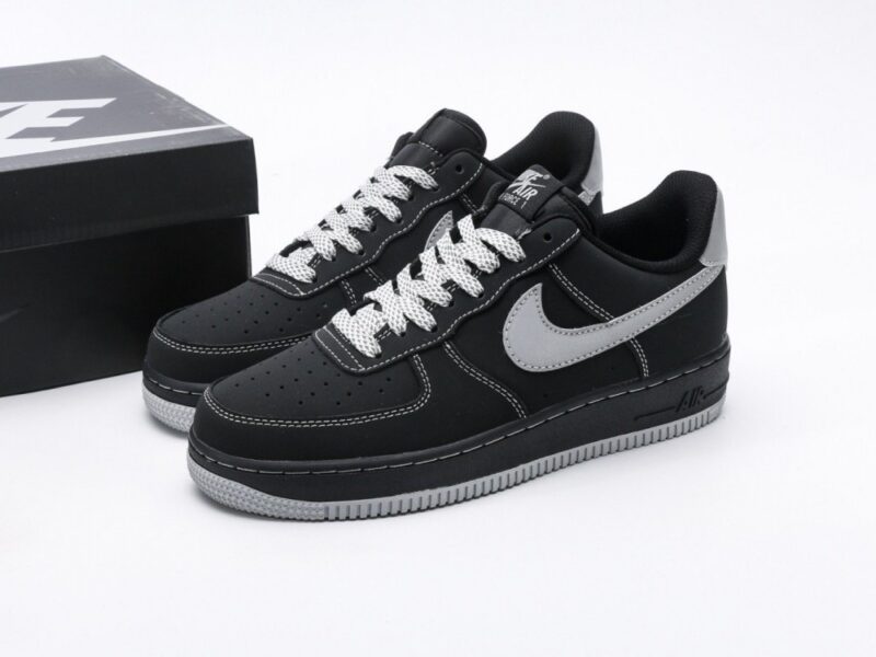【AT3114】ナイキのAIR FORCE 1‘07は、柔らかく、弾力があり、優れたクッショニング性能と優れたミッドソールデザインを備えた低反発百搭カジュアルランニングシューズです。レトロと現代の外観が融合し、30年以上にわたって世界中で大ヒットしているForce 1を生み出しました。