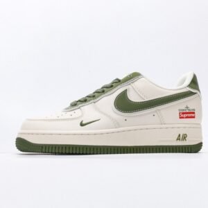 【AT3115】Supreme x Nike AIR FORCE 1'07 シュプリーム x ストーンアイランド x ナイキ エアフォース1'07。 柔らかく、弾力に富んだクッション性能と優れたミッドソールデザインを備え、レトロと現代を横断する外観が組み合わさり、30年以上にわたって世界中で人気のForce 1が生まれました。