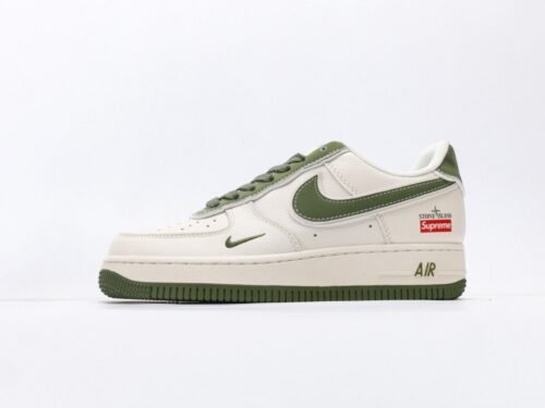 【AT3115】Supreme x Nike AIR FORCE 1'07 シュプリーム x ストーンアイランド x ナイキ エアフォース1'07。 柔らかく、弾力に富んだクッション性能と優れたミッドソールデザインを備え、レトロと現代を横断する外観が組み合わさり、30年以上にわたって世界中で人気のForce 1が生まれました。