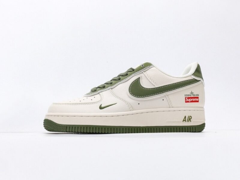 【AT3115】Supreme x Nike AIR FORCE 1'07 シュプリーム x ストーンアイランド x ナイキ エアフォース1'07。 柔らかく、弾力に富んだクッション性能と優れたミッドソールデザインを備え、レトロと現代を横断する外観が組み合わさり、30年以上にわたって世界中で人気のForce 1が生まれました。