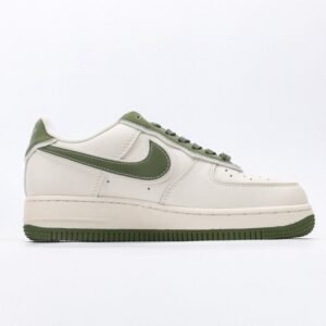 【AT3115】Supreme x Nike AIR FORCE 1'07 シュプリーム x ストーンアイランド x ナイキ エアフォース1'07。 柔らかく、弾力に富んだクッション性能と優れたミッドソールデザインを備え、レトロと現代を横断する外観が組み合わさり、30年以上にわたって世界中で人気のForce 1が生まれました。