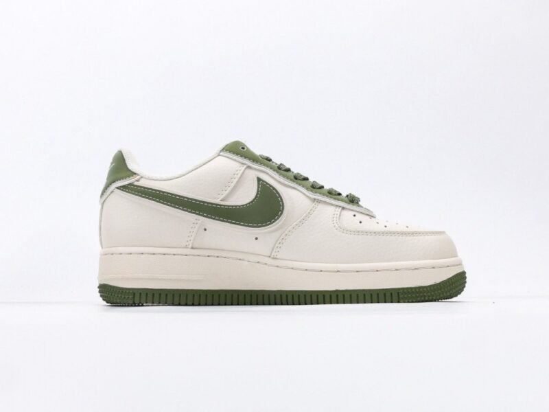 【AT3115】Supreme x Nike AIR FORCE 1'07 シュプリーム x ストーンアイランド x ナイキ エアフォース1'07。 柔らかく、弾力に富んだクッション性能と優れたミッドソールデザインを備え、レトロと現代を横断する外観が組み合わさり、30年以上にわたって世界中で人気のForce 1が生まれました。