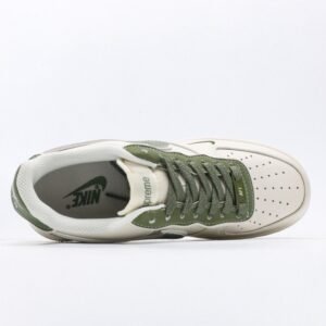 【AT3115】Supreme x Nike AIR FORCE 1'07 シュプリーム x ストーンアイランド x ナイキ エアフォース1'07。 柔らかく、弾力に富んだクッション性能と優れたミッドソールデザインを備え、レトロと現代を横断する外観が組み合わさり、30年以上にわたって世界中で人気のForce 1が生まれました。