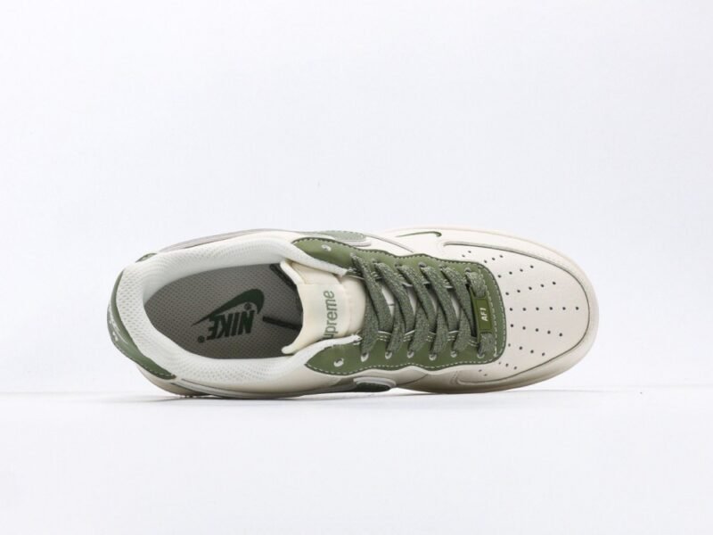 【AT3115】Supreme x Nike AIR FORCE 1'07 シュプリーム x ストーンアイランド x ナイキ エアフォース1'07。 柔らかく、弾力に富んだクッション性能と優れたミッドソールデザインを備え、レトロと現代を横断する外観が組み合わさり、30年以上にわたって世界中で人気のForce 1が生まれました。
