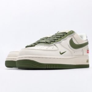 【AT3115】Supreme x Nike AIR FORCE 1'07 シュプリーム x ストーンアイランド x ナイキ エアフォース1'07。 柔らかく、弾力に富んだクッション性能と優れたミッドソールデザインを備え、レトロと現代を横断する外観が組み合わさり、30年以上にわたって世界中で人気のForce 1が生まれました。