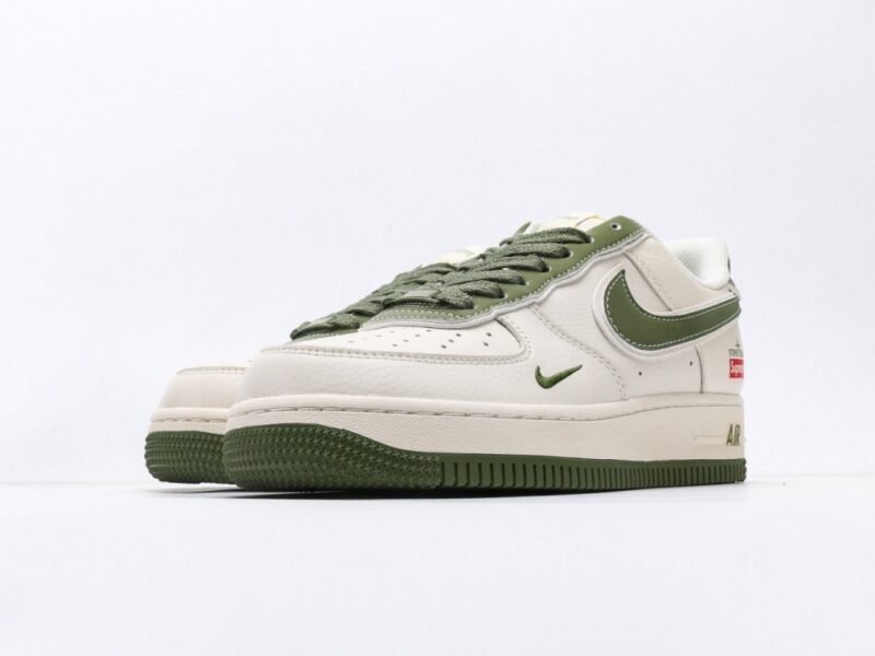 【AT3115】Supreme x Nike AIR FORCE 1'07 シュプリーム x ストーンアイランド x ナイキ エアフォース1'07。 柔らかく、弾力に富んだクッション性能と優れたミッドソールデザインを備え、レトロと現代を横断する外観が組み合わさり、30年以上にわたって世界中で人気のForce 1が生まれました。