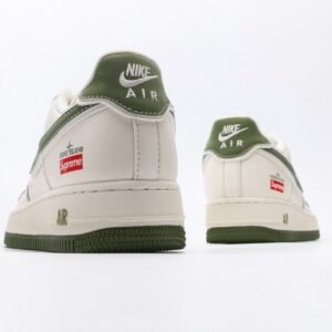【AT3115】Supreme x Nike AIR FORCE 1'07 シュプリーム x ストーンアイランド x ナイキ エアフォース1'07。 柔らかく、弾力に富んだクッション性能と優れたミッドソールデザインを備え、レトロと現代を横断する外観が組み合わさり、30年以上にわたって世界中で人気のForce 1が生まれました。