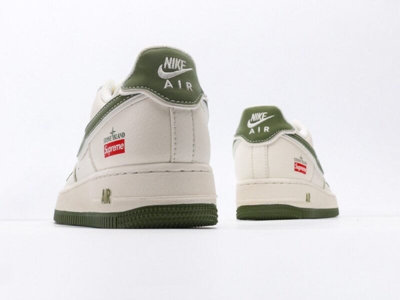 【AT3115】Supreme x Nike AIR FORCE 1'07 シュプリーム x ストーンアイランド x ナイキ エアフォース1'07。 柔らかく、弾力に富んだクッション性能と優れたミッドソールデザインを備え、レトロと現代を横断する外観が組み合わさり、30年以上にわたって世界中で人気のForce 1が生まれました。